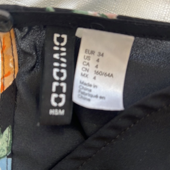 Divided romper size 4 - Picture 2 of 3